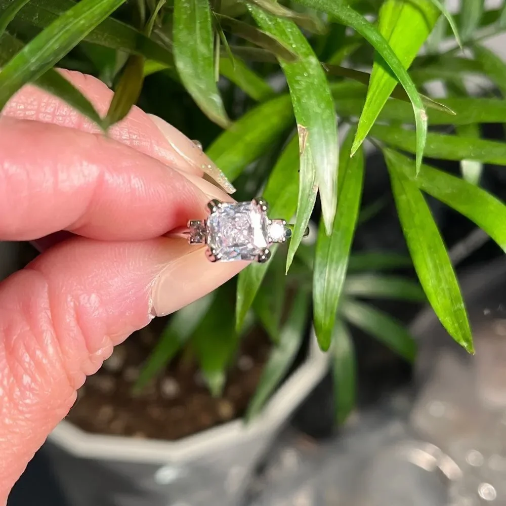 The Cushion Cut Classic in 925 and cubic zirconia.